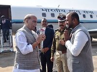 Photo of रायपुर, 22 फरवरी 2024: रक्षामंत्री श्री राजनाथ सिंह का जगदलपुर एयरपोर्ट में वरिष्ठ अधिकारियों ने किया स्वागत