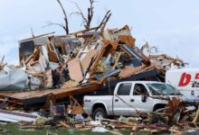 Photo of अमेरिका में नेब्रास्का और आयोवा में तूफान से इमारतें ढहीं