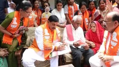 Photo of सीएम मोहन यादव ने बुजुर्गों के आयुष्मान योजना के संकल्प पत्र भरे, कहा-बीमारी में मदद देना राम बाण
