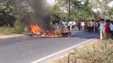 Photo of बेगूसराय में दो बाइक टकराईं, दोनों में आग लगने से तीन युवकों की मौत
