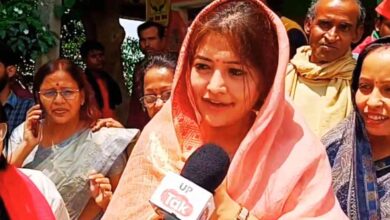 Photo of चुनाव में बहन डिंपल के लिए वोट मांग रहीं पूनम रावत