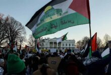 Photo of अमेरिका : पत्रकारों के व्हाइट हाउस में भोज तक पहुंचा इस्राइल विरोधी प्रदर्शन, प्रदर्शनकारियों ने लहराए फलस्तीनी झंडे