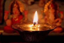 Photo of सनातन धर्म में भगवान की पूजा करते समय घी और तेल के दीपक जलाने का नियम है, ऐसी बाती जलाने से खुश होते हैं देवता
