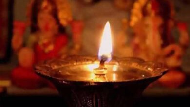 Photo of सनातन धर्म में भगवान की पूजा करते समय घी और तेल के दीपक जलाने का नियम है, ऐसी बाती जलाने से खुश होते हैं देवता