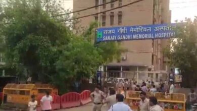 Photo of बुराड़ी सरकारी अस्पताल और मंगोलपुरी के संजय गांधी अस्पताल को मिली बम से उड़ाने की धमकी