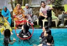 Photo of शोएब की बहन सबा इब्राहिम ने स्वीमिंग पूल में बुर्का पहनकर नहाने पर हुई ट्रोल