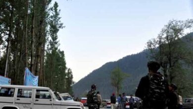 Photo of जम्मू-कश्मीर में अमरनाथ यात्रा के लिए तीर्थयात्रियों को ले जारी वैन दुर्घटनाग्रस्त, कुछ तीर्थयात्रियों के सिर में गंभीर चोटें आई