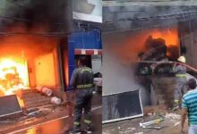 Photo of झांसी में चार मंजिला इमारत के ग्राउंड फ्लोर में लगी भीषण आग, गोदाम में रखे टीवी-फ्रिज जलकर हुआ खाक