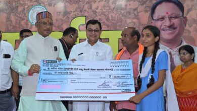 Photo of जनदर्शन : मुख्यमंत्री श्री विष्णु देव साय ने  श्रमवीरों के मेधावी बच्चों को दो दो लाख रुपए के चेक वितरित किए