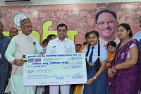 Photo of रायपुर, 04 जुलाई 2024: जनदर्शन : मुख्यमंत्री श्री विष्णु देव साय ने श्रमवीरों के मेधावी बच्चों को दो दो लाख रुपए के चेक वितरित किए
