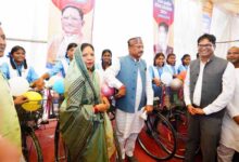 Photo of राज्य स्तरीय शाला प्रवेश उत्सव : जब मुख्यमंत्री से मिली साइकिल तो छात्राओं ने सामूहिक रूप से घंटी बजाकर जताया उत्साह