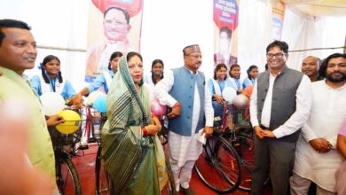 Photo of राज्य स्तरीय शाला प्रवेश उत्सव : जब मुख्यमंत्री से मिली साइकिल तो छात्राओं ने सामूहिक रूप से घंटी बजाकर जताया उत्साह