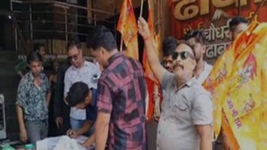 Photo of उत्तर प्रदेश के अलीगढ़ में हिंदू संगठन नेमप्लेट अभियान चला रहा है, दुकानों पर लगाई नेमप्लेट