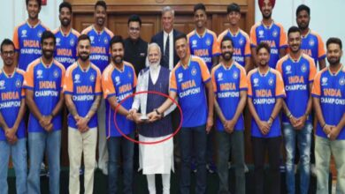 Photo of पीएम मोदी के साथ टीम इंडिया ने फोटो क्लिक करवाई, तो उन्होंने ट्रॉफी पर डायरेक्ट हाथ नहीं लगाया, हर तरफ हो रही तारीफ